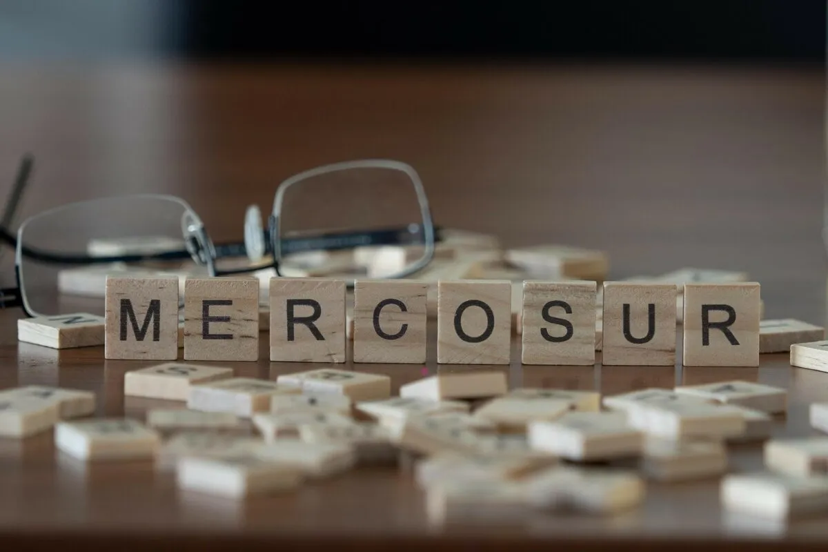 jeu de scrabble avec mot Mercosur formé - Illustration Présidence de l’UE, la Pologne entre en jeu