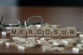 jeu de scrabble avec mot Mercosur formé