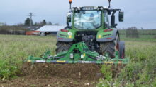 tracteur en action dans un champ