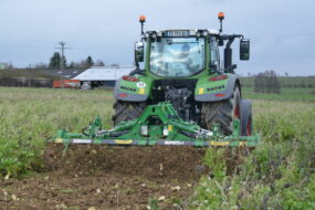 tracteur en action dans un champ