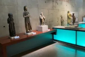 Une des salles avec des statues présentant des personnages historiques