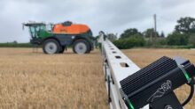 Un pulvérisateur avec une caméra montée sur la rampe pour un travail ciblé