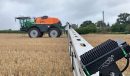 Un pulvérisateur avec une caméra montée sur la rampe pour un travail ciblé