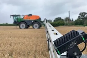 Un pulvérisateur avec une caméra montée sur la rampe pour un travail ciblé