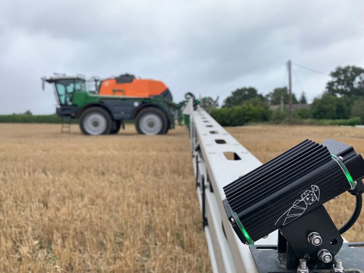 Un pulvérisateur avec une caméra montée sur la rampe pour un travail ciblé