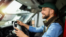 personne conduisant sa voiture pour aller ou revenir du travail
