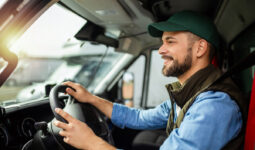 personne conduisant sa voiture pour aller ou revenir du travail