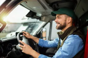 personne conduisant sa voiture pour aller ou revenir du travail