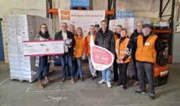 Un groupe de personnes pour la remise d'un don de 15 000 côtes de porc à des Banques Alimentaires