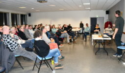 Les participants dans la salle de réunion