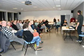 Les participants dans la salle de réunion