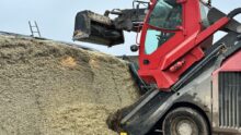 désileuse en train de charger au silo