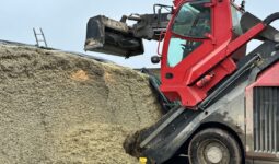 désileuse en train de charger au silo