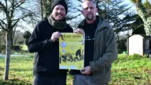 Les producteurs montrent l'affiche du fest-noz
