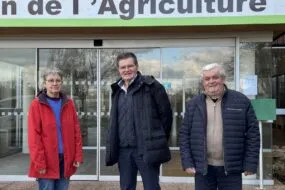 Une femme et deux hommes devant l'entrée de la Chambre d'agriculture des Côtes d'Armor