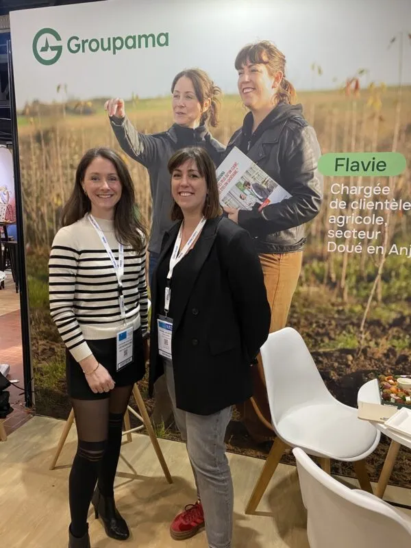 Olivia Beaumont – pépinériste (Les fruitiers d’Émile) accompagnée
de Flavie sa chargée clientèle agricole Groupama sur le stand Groupama du Sival 2025