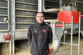 éleveur devant pailleuse ASD Shauer