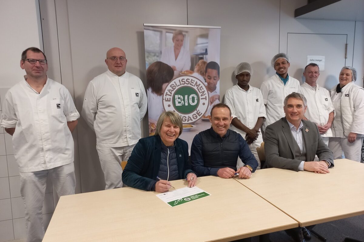 Remise du Label au lycée Maupertuis avec les cuisiniers et agents - Illustration Le lycée Maupertuis à St-Malo, « bio engagé »