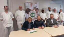 Remise du Label au lycée Maupertuis avec les cuisiniers et agents
