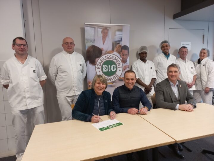 Remise du Label au lycée Maupertuis avec les cuisiniers et agents