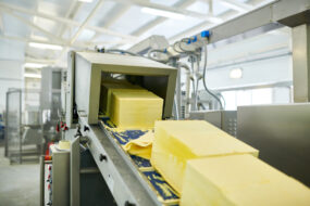 cubes de beurre dans l'industrie laitière