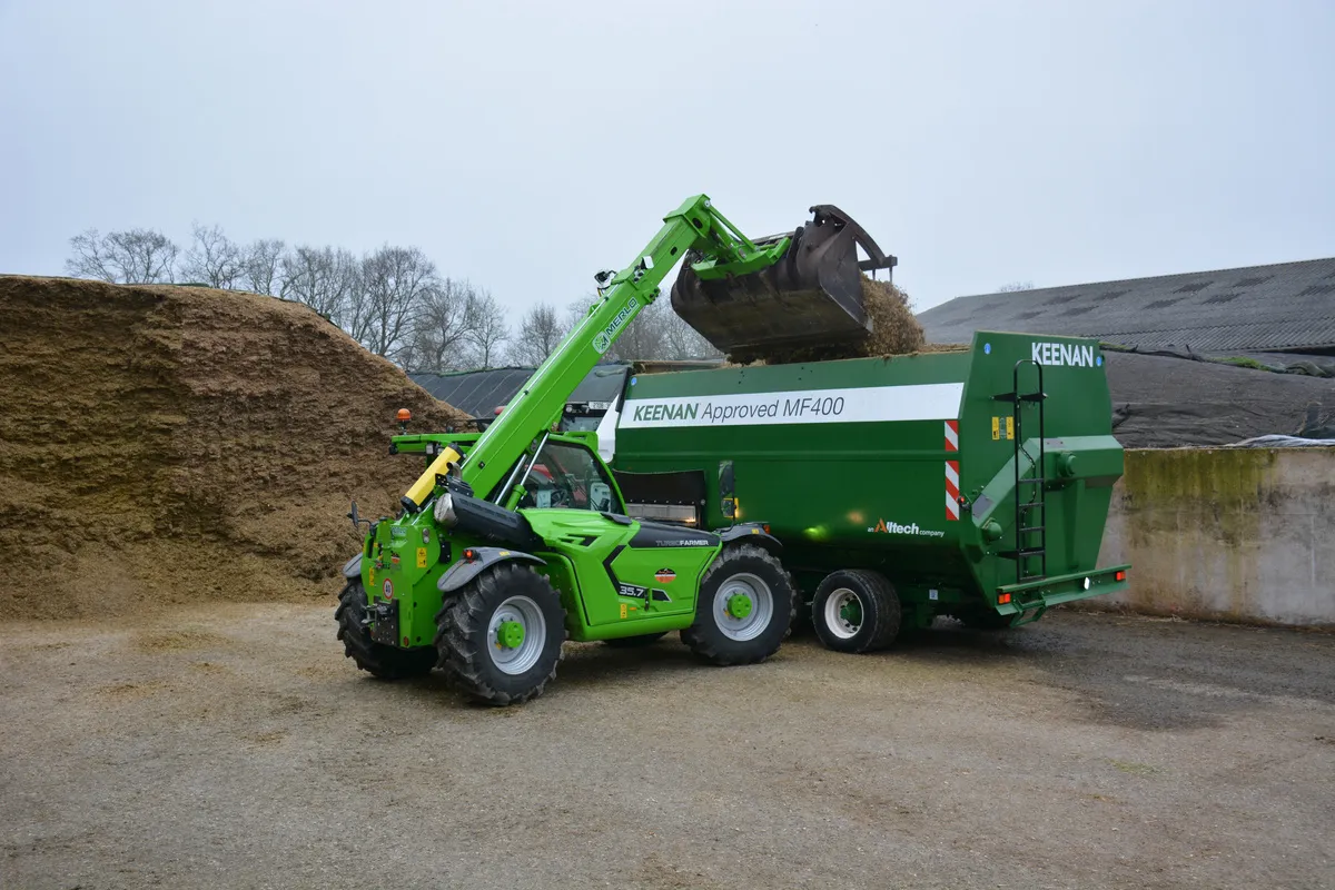 téléscopique chargeant une mélangeuse devant un silo - Illustration D&rsquo;abord organiser, puis chiffrer