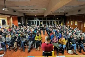 Un public nombreux lors du meeting de campagne de la Confédération paysanne des Côtes d'Armor