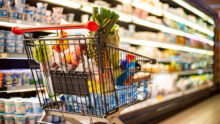 caddie dans un rayon laitier de supermarché