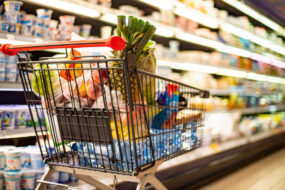 caddie dans un rayon laitier de supermarché