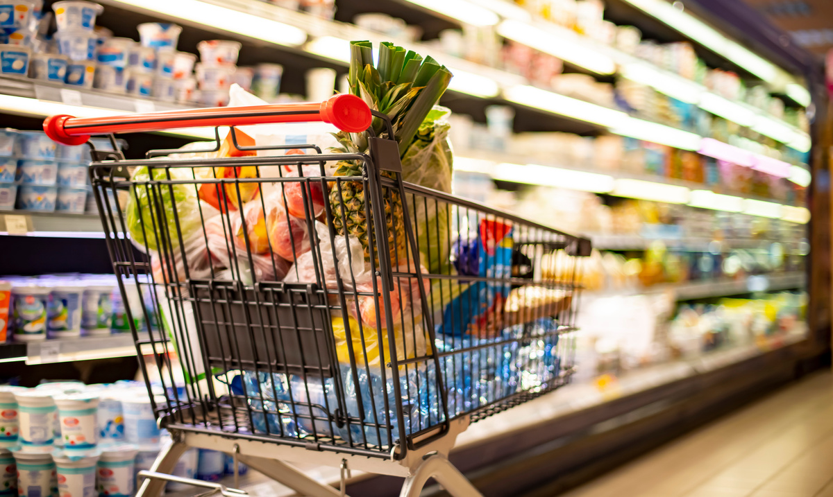 caddie dans un rayon laitier de supermarché - Illustration Des « tensions non négligeables »