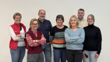Un groupe de deux hommes et cinq femmes