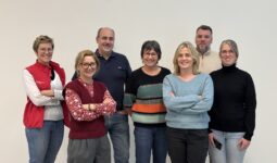 Un groupe de deux hommes et cinq femmes