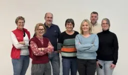 Un groupe de deux hommes et cinq femmes