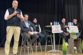 Quatre hommes et une femme à la tribune d'un meeting syndical de la FDSQEA - JA des Côtes d'Armor