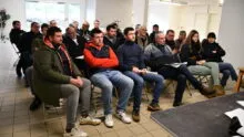 Les adhérents assis dans une salle