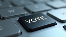 Un clavier avec une touche vote