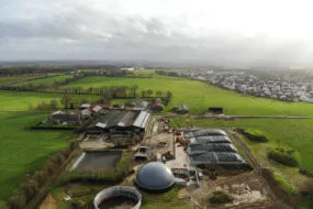 Vue aérienne d'une unité de méthanisation sur une exploitation agricole