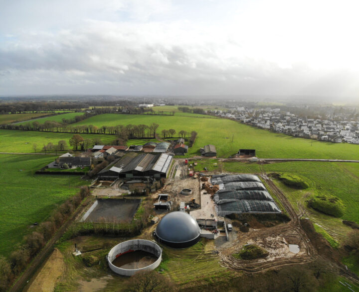 Vue aérienne d'une unité de méthanisation sur une exploitation agricole