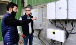 2 hommes devant un onduleur