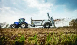 Épandeur à fumier dans un champ
