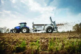 Épandeur à fumier dans un champ