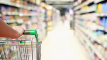 CADDIE DANS UN RAYON DE SUPERMARCHÉ