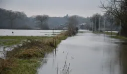 ferme et route d'accès inondées