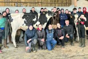 Les jeunes posent lors de la formation