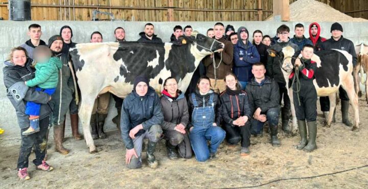 Les jeunes posent lors de la formation