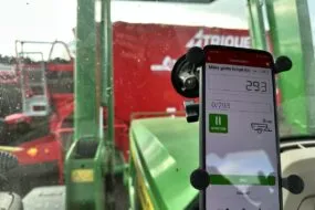 téléphone dans cabine de tracteur