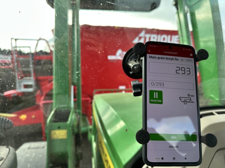 téléphone dans cabine de tracteur