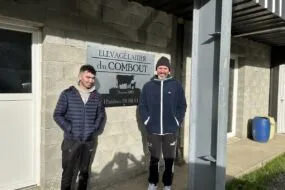 Frédéric Burel et son salarié Pierre Le Bail, sur la ferme laitière à Saint-Goazec dans le Finistère
