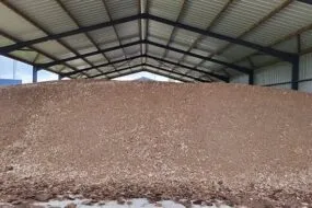 De la litière de volailles compostée sous un hangar