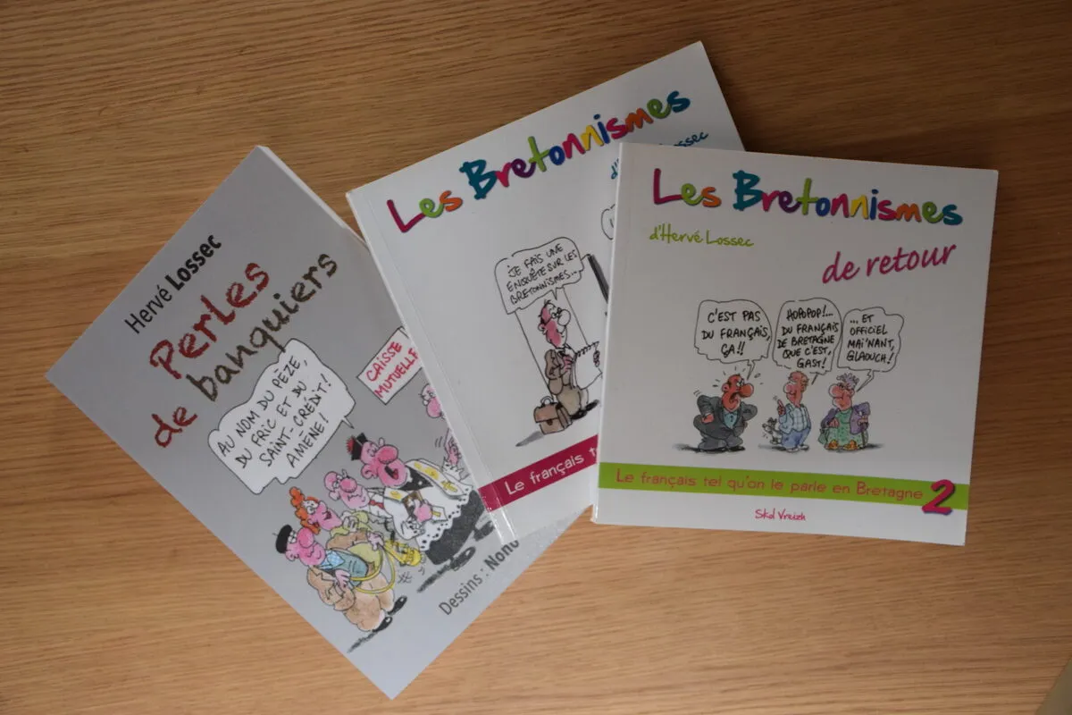 Les deux livres des Bretonnismes et le livre Perles de banquiers sur une table